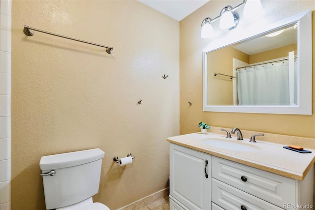full bath featuring vanity, toilet, and a shower with shower curtain