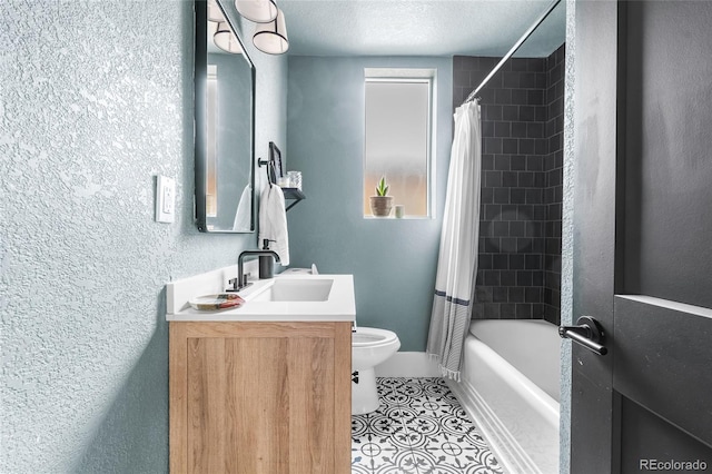 bathroom featuring baseboards, shower / bath combination with curtain, toilet, vanity, and tile patterned flooring