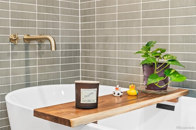 room details featuring a bathtub