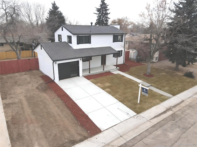 view of front of house featuring a front lawn