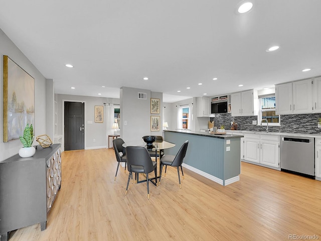 dining space featuring recessed lighting, baseboards, visible vents, and light wood finished floors