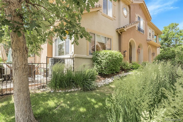 10152 Bluffmont Ln, Lone Tree, CO 80124 - view of side of property with stucco siding