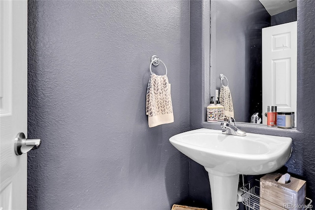 10152 Bluffmont Ln, Lone Tree, CO 80124 - bathroom featuring a textured wall