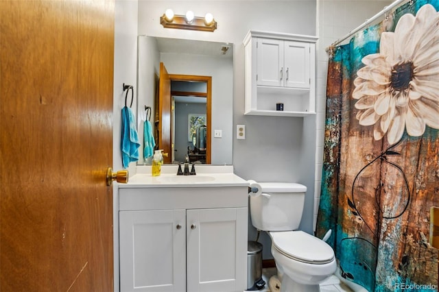 full bathroom featuring toilet, curtained shower, and vanity