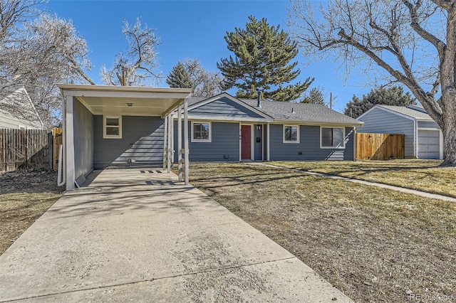 view of front of home featuring driveway, fence, and a front lawn