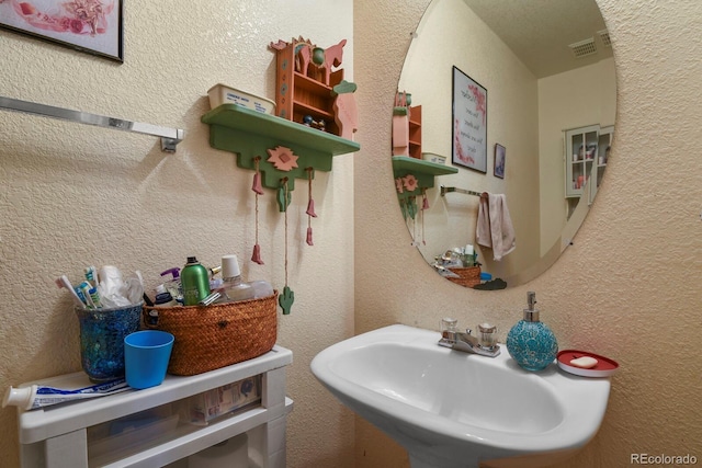 bathroom featuring sink