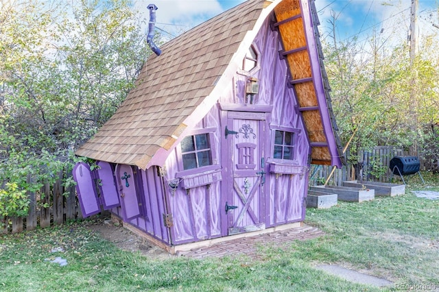 view of outdoor structure featuring a yard