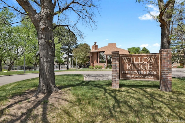 community / neighborhood sign featuring a lawn