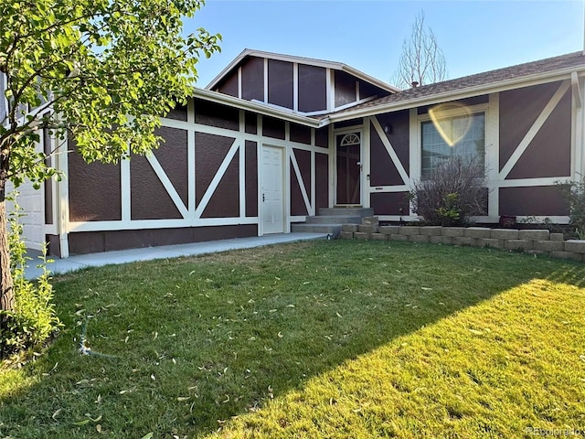 view of front facade featuring a front yard