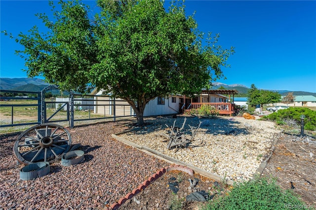 view of yard with a mountain view