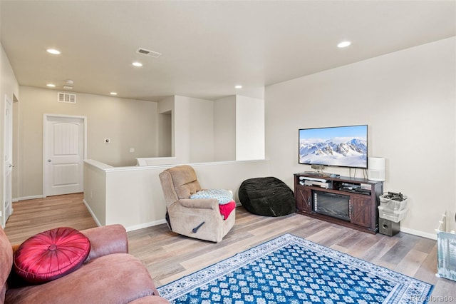 7018 E 123rd Pl, Thornton, CO 80602 - living room featuring wood finished floors, recessed lighting, and baseboards