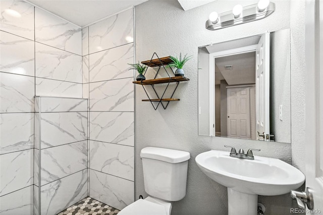 3612 Rosewalk Cir, Highlands Ranch, CO 80129 - bathroom featuring a tile shower and a textured wall