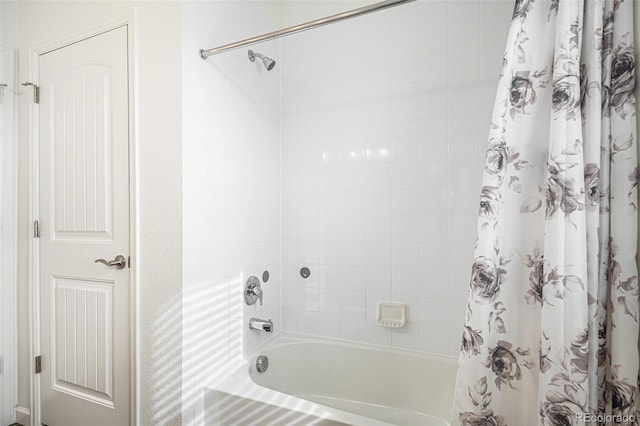 bathroom featuring shower / tub combo