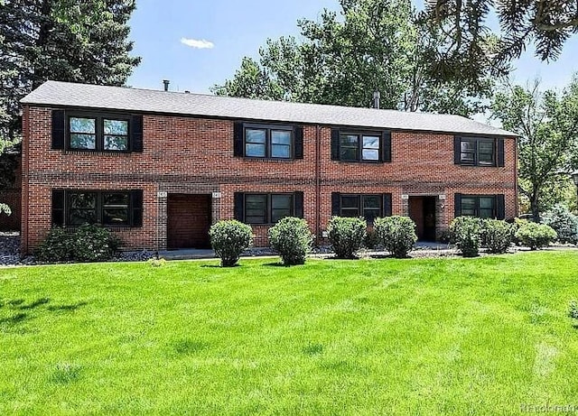 view of front facade with a front yard