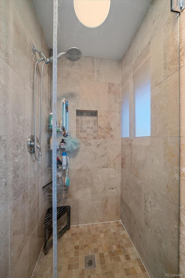 bathroom featuring tiled shower