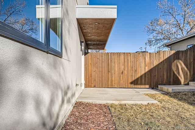 view of yard featuring a patio