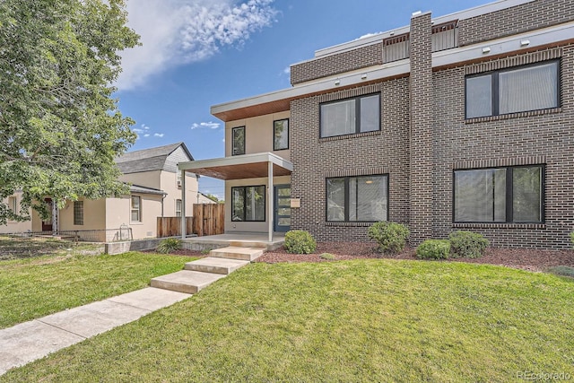 view of front of property featuring a front yard