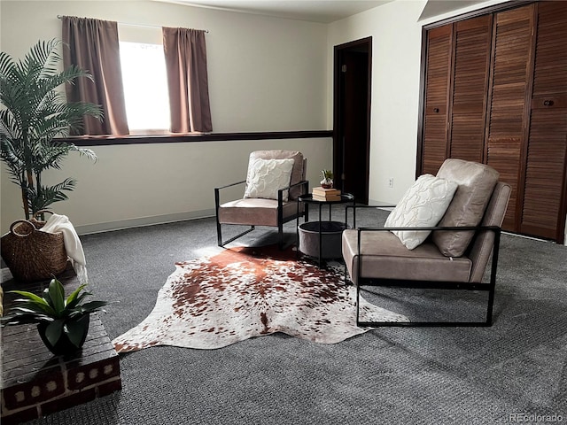 living area featuring carpet