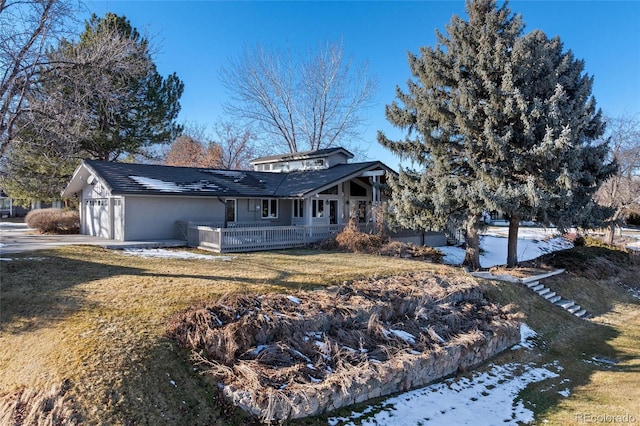 view of front of property featuring a garage and a yard