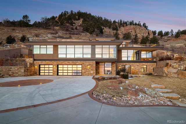 view of front facade featuring a garage