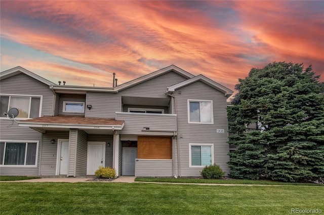 908 S Yampa St Unit 208, Aurora, CO 80017 - view of front of property with a balcony and a front yard