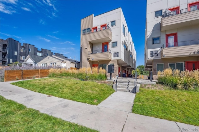 view of front of home featuring a front yard