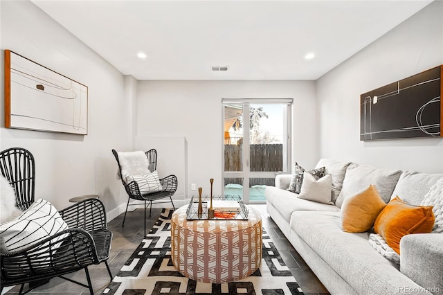 living room featuring recessed lighting, visible vents, and baseboards