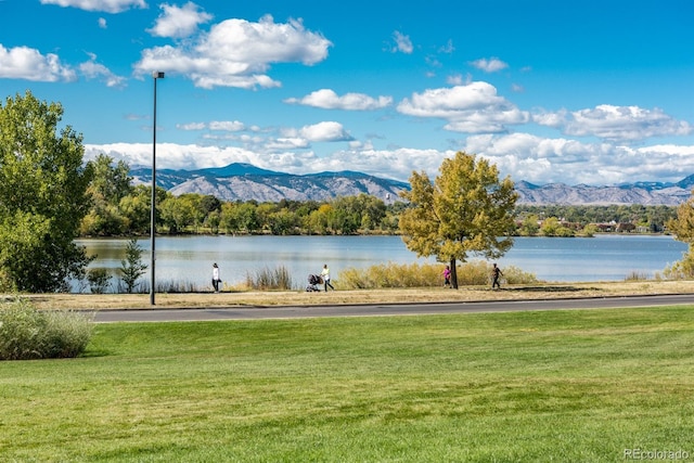 water view with a mountain view