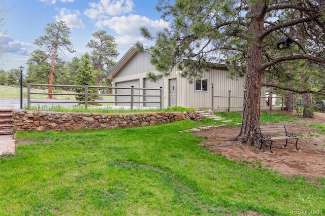 640 Pinewood Ln, Estes Park, CO 80517 - view of yard with a garage