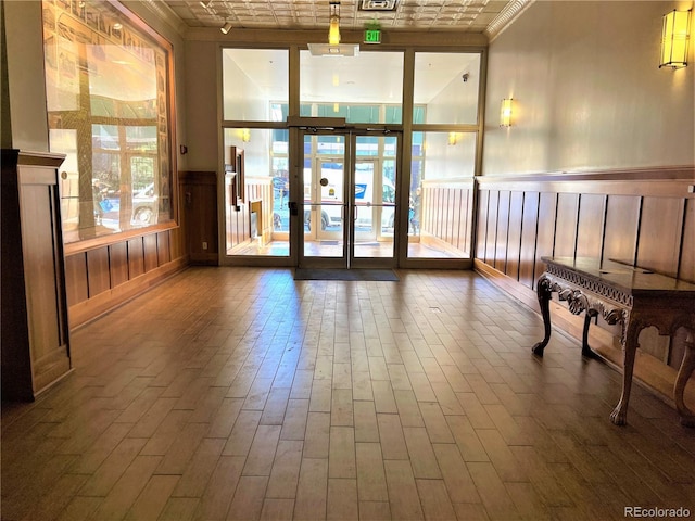 1555 California St Unit 302, Denver, CO 80202 - lobby featuring ornamental molding and a wainscoted wall