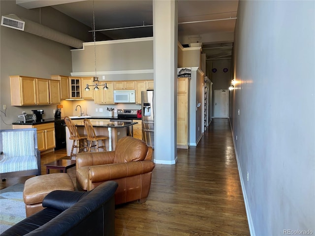 1555 California St Unit 302, Denver, CO 80202 - living area featuring a towering ceiling and dark wood-style flooring