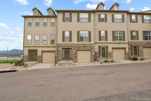 townhome / multi-family property with a mountain view