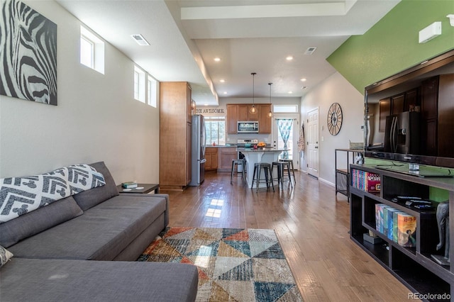 living area featuring recessed lighting, visible vents, dark wood finished floors, and baseboards