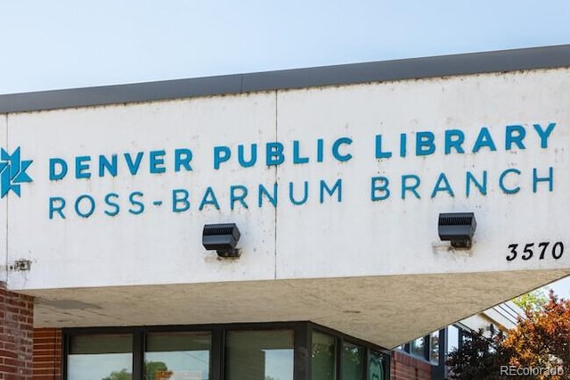 view of community / neighborhood sign