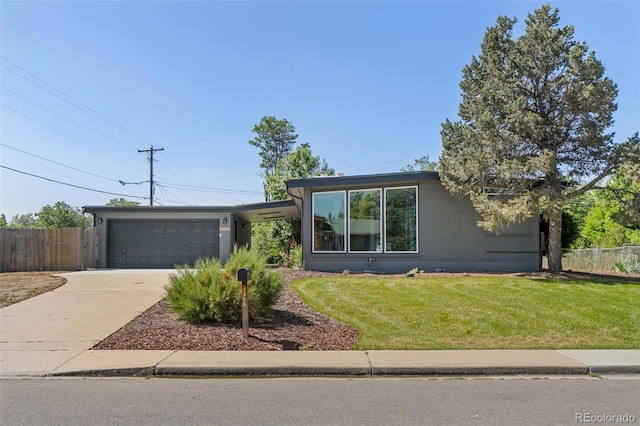 view of front of home featuring a front lawn and a garage