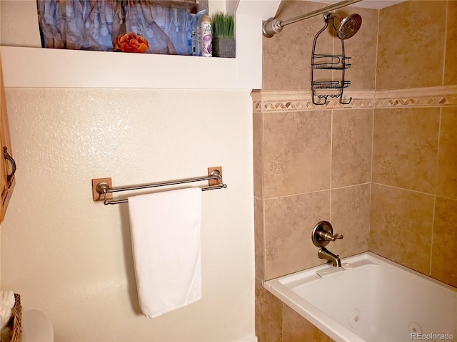 bathroom featuring tiled shower / bath combo