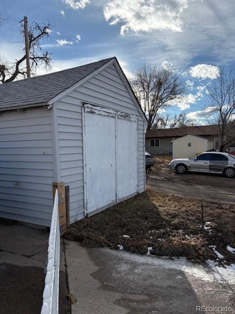 view of outdoor structure featuring an outbuilding