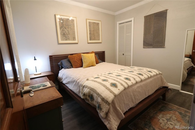 bedroom with ornamental molding, a closet, baseboards, and wood finished floors