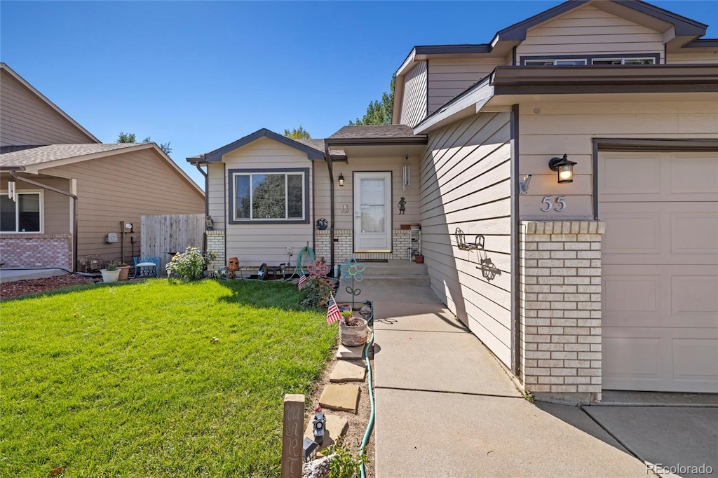 view of front facade featuring a garage and a front lawn