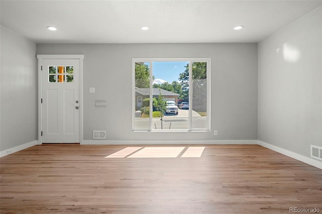 foyer entrance featuring recessed lighting, light wood-type flooring, visible vents, and baseboards