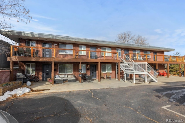 view of front of property with a patio area