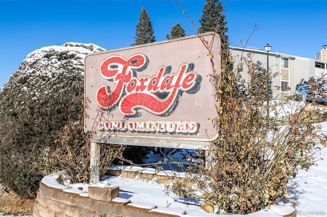 community / neighborhood sign with a mountain view