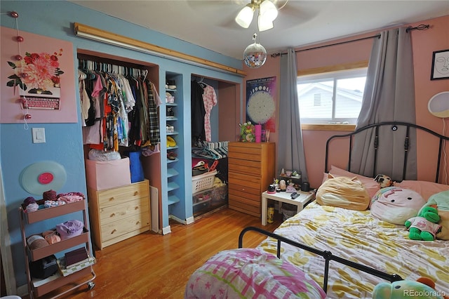 bedroom featuring ceiling fan, hardwood / wood-style floors, and a closet