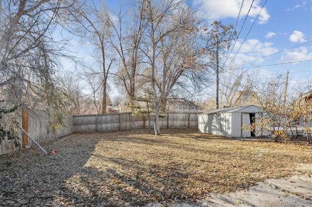 view of yard featuring a storage shed