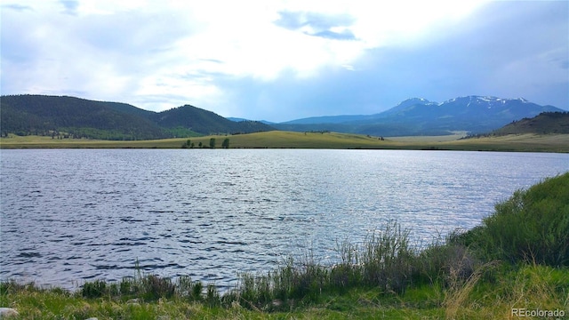 water view with a mountain view