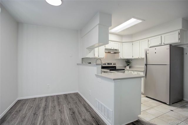 kitchen featuring light hardwood / wood-style floors, white cabinetry, kitchen peninsula, and stainless steel appliances