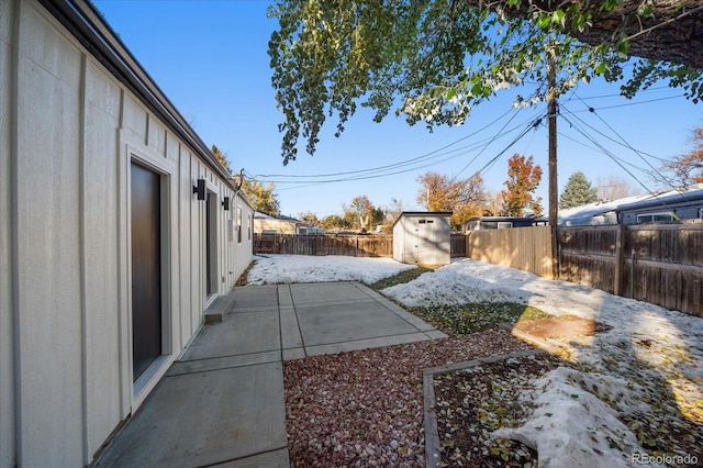 view of yard featuring a storage shed and a patio area