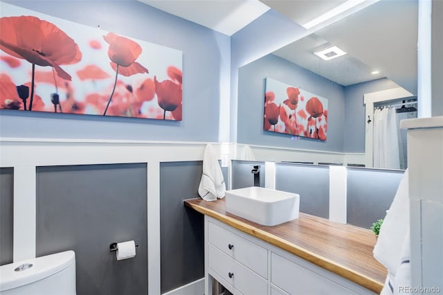 full bath featuring toilet, recessed lighting, and vanity