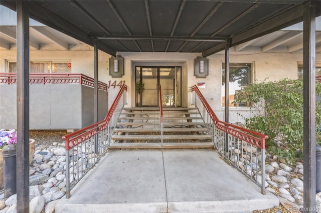 entrance to property with stucco siding