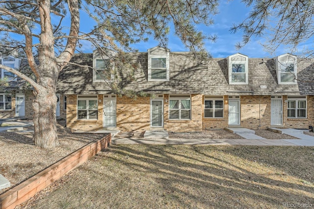 view of front of house featuring a front yard